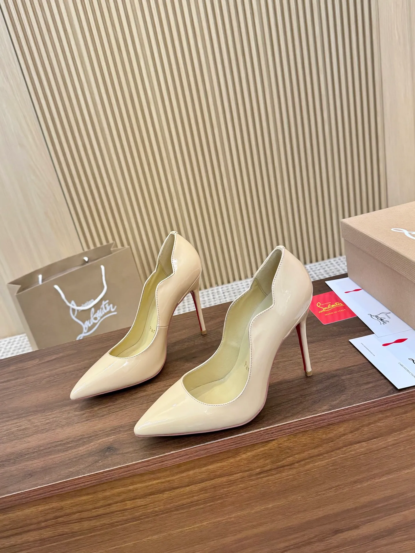 👟👟Ex-factory price 440 👟👟 Genuine leather sole +40 shipped all year round 💝Christian Louboutin CL👠 "Imported cow patent leather💎 series" noble and luxurious, real blingbling👟👟 real materials, all customized by the pattern maker, and the materials are made of original customized materials, achieving the taste of the original 5 color options💍 Upper: imported 👉cow patent leather💪 lining: sheepskin foot pad/lining code number: 34-40.41.42 heel height: two options: 10.5cm and 8.5cm